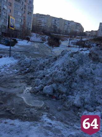 Двор многоэтажки в Саратове две недели заливает водой