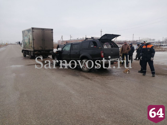 Под Саратовом иномарка протаранила фургон с газировкой
