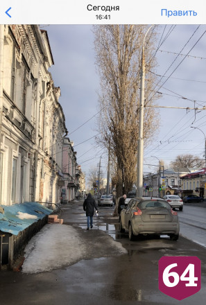 В центре Саратова автохамы массово паркуются на тротуаре
