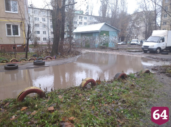 Беременная пожаловалась на затопленную годами дорогу
