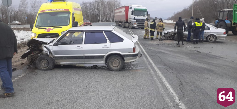 Два человека пострадали в лобовом столкновении на трассе