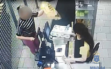 В Саратове женщина устроила шопинг с чужой картой и попала на видео