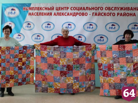 Саратовские пенсионерки сшили одеяла для детей Донбасса