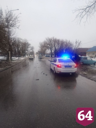 В аварии под Саратовом «Жигули» вынесло на тротуар