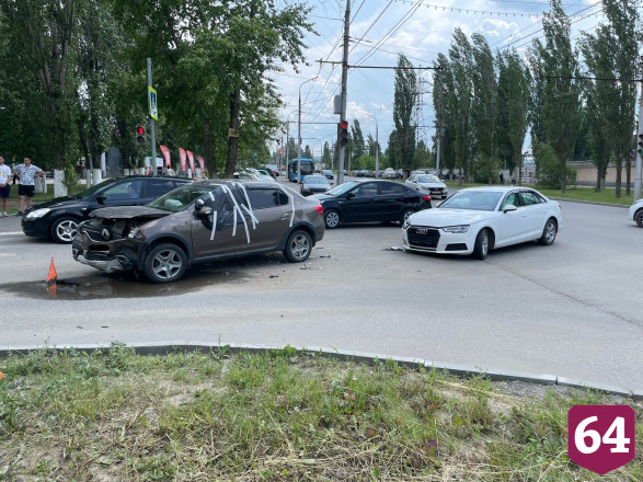 В Саратове не разъехались «Рено» и «Ауди»