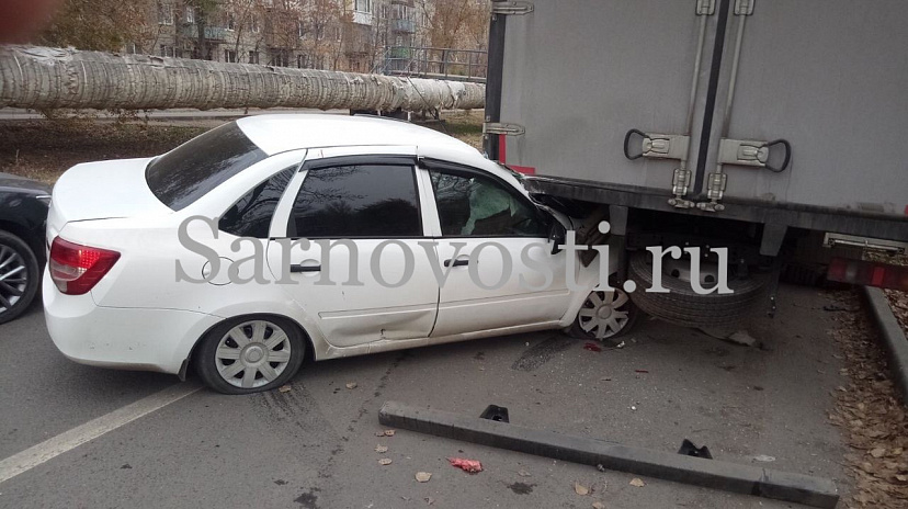 В Саратове легковушка влетела под грузовик