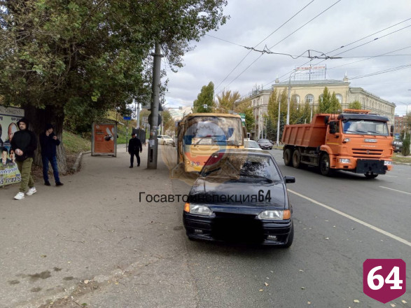 В Саратове пассажирка автобуса пострадала в ДТП на кольце НИИ