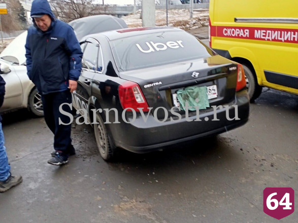 В Саратове водитель легковушки разбился в ДТП с такси
