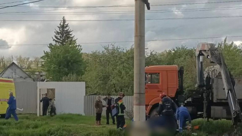 В Саратове рабочих убило током при обрушении столба