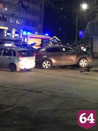 В аварии у саратовского вокзала иномарки вынесло на тротуар