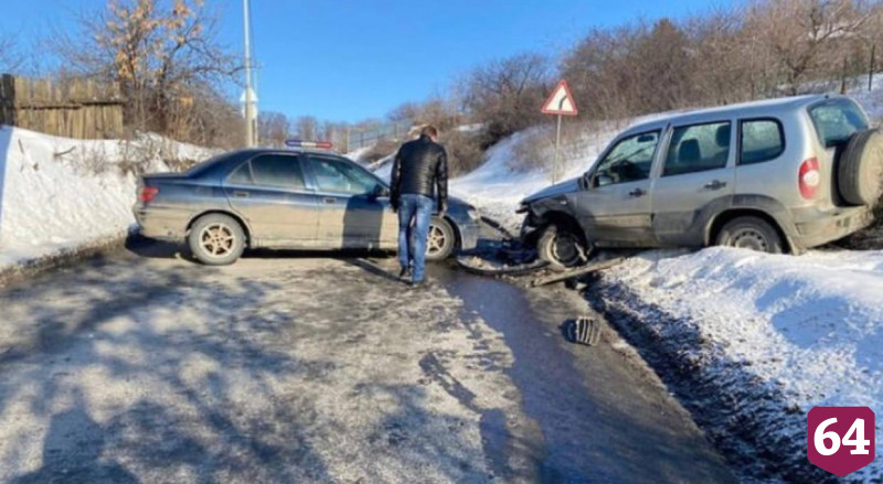 Дорогу в Юбилейный блокировали четыре разбитые легковушки