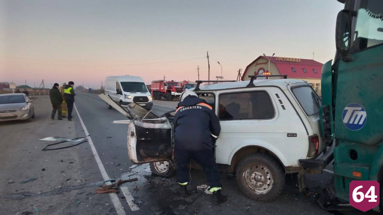 Водителя зажало в «Ниве» после ДТП с фурой под Саратовом
