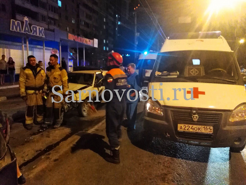 В массовой аварии на Тельмана ночью пострадали три человека