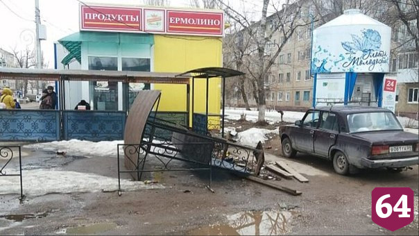 Под Саратовом вандалы разрушили уличные прилавки