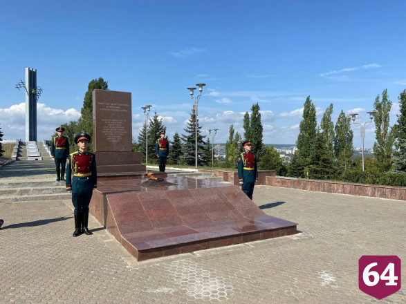 Губернатор считает триколор символом могущества и нерушимости России