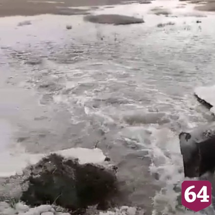 Талые воды размыли дорогу к саратовскому селу