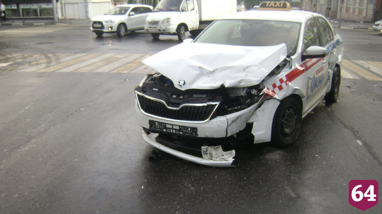 Автоледи учинила аварию в центре Саратова и попала в больницу