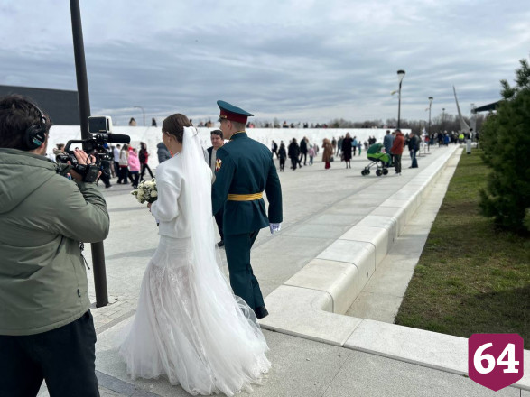 Пара познакомилась в кафе Саратова и поженилась на месте приземления Гагарина