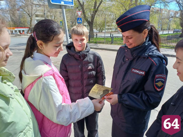 Юные инспекторы движения дарили саратовцам георгиевские ленточки