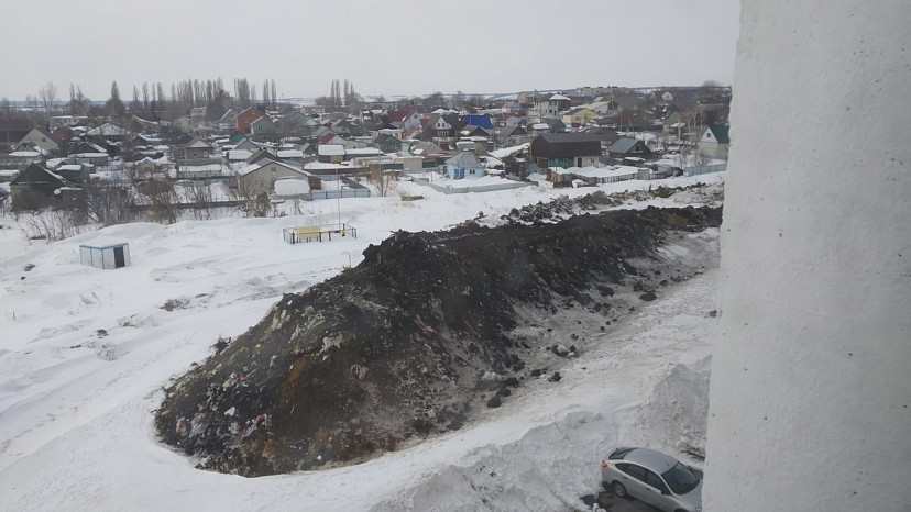 В Саратове у жилого комплекса появилась гора из земли и снега
