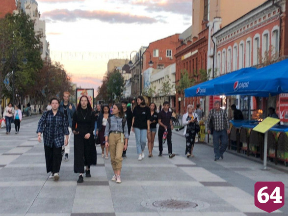 Жители Саратова без масок заполонили проспект Кирова