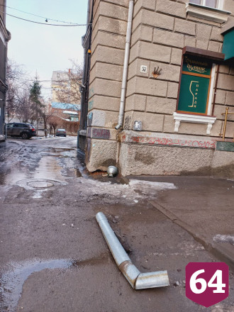 В центре Саратова на тротуар рухнула водосточная труба 