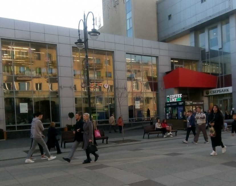 В Саратове у закрытого «Макдоналдса» умер мужчина