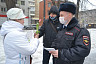 Полицейские на улицах Саратова дарили женщинам цветы