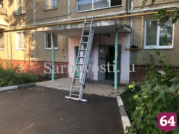 В Саратове девушка выпала из окна 8-го этажа и погибла