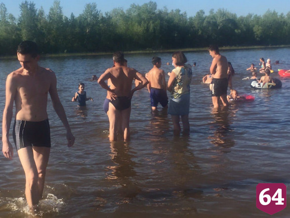 Под Саратовом жители массово устремились на пляж
