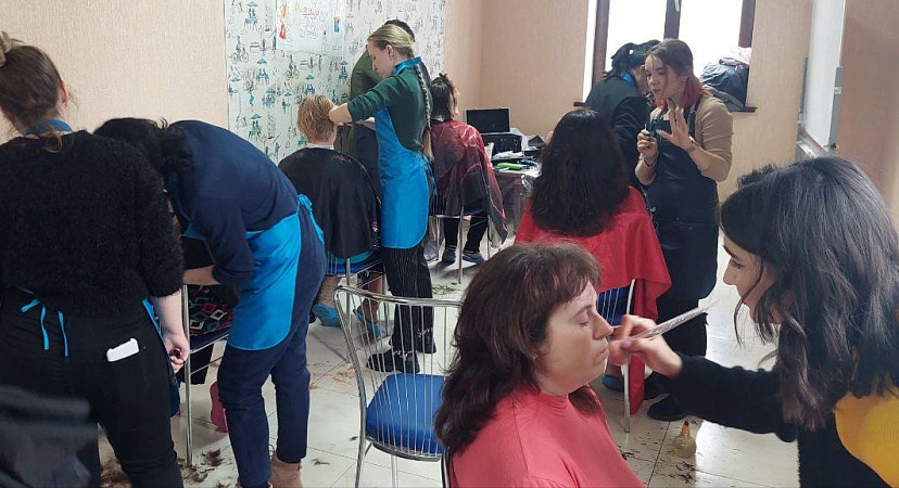 В Саратове жительницам Донбасса сделали прически к 8 Марта