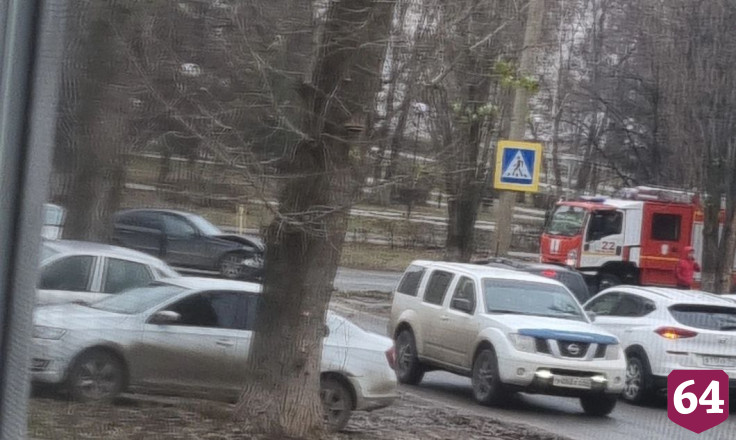 «Датсун» улетел в кусты после ДТП с «Мерседесом» на проспекте Героев