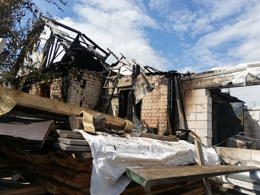В Саратовской области огонь уничтожил 2 частных дома 