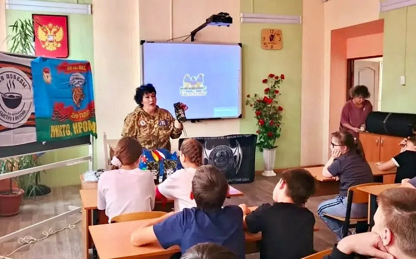 Школьникам рассказали о помощи жителей фронту