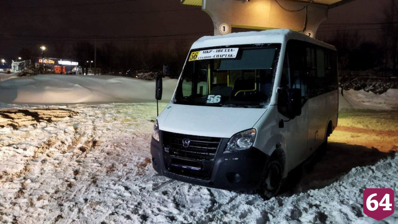 В Саратове маршрутка сбила пенсионера на АЗС