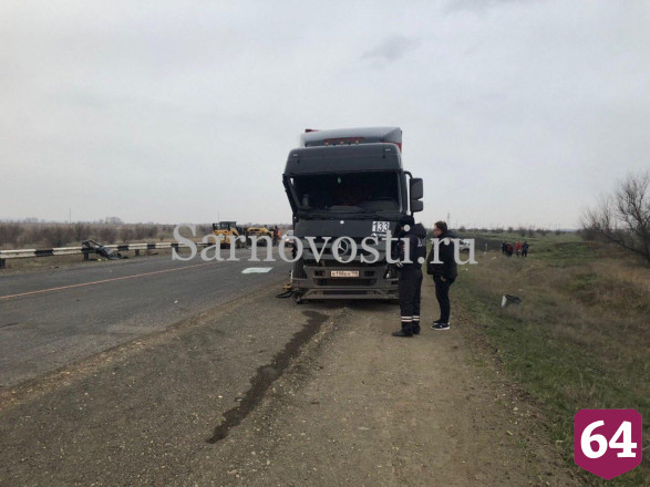 В Саратове произошла массовая авария с фурой и погрузчиком