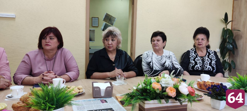Саратовские рукодельницы вяжут носки для мобилизованных 