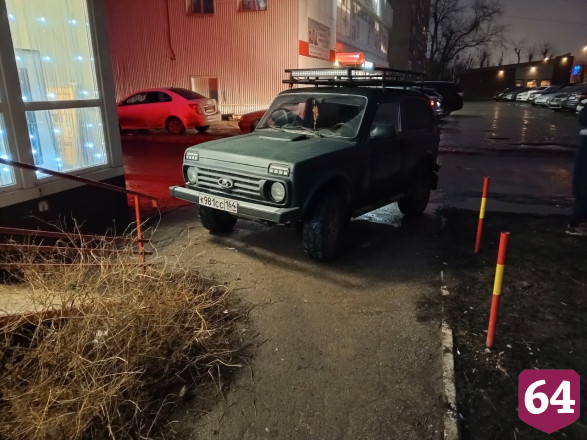Жителей Энгельса возмутили автохамы на тротуаре