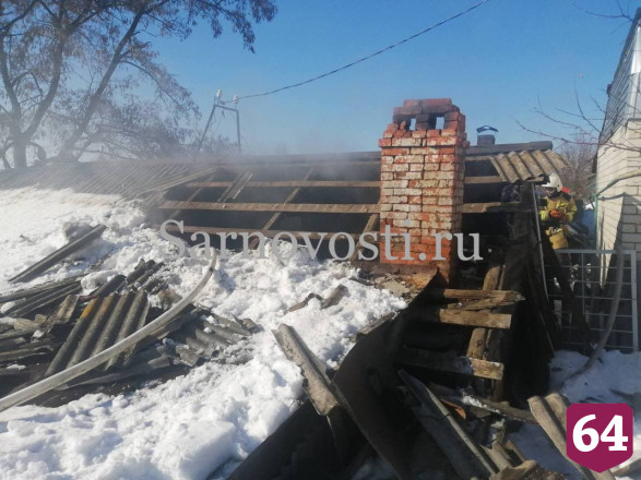 В Саратове пожарные тушили полыхающий частный дом