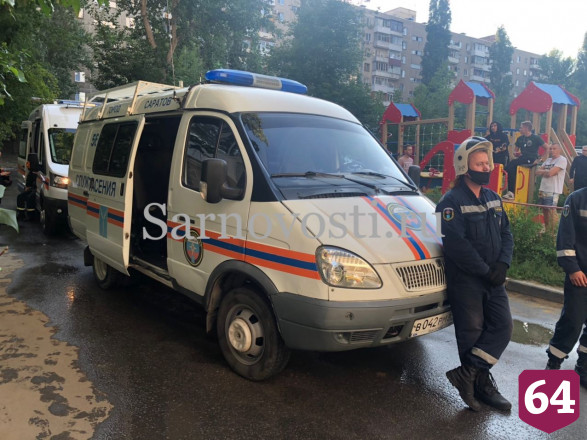 В Саратове девушка выпала из окна 8-го этажа и погибла