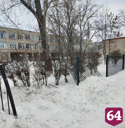 Подрядчика обяжут восстановить сломанный «Бобкэтом» забор школы