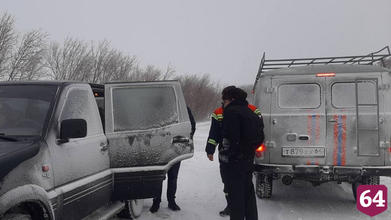 Саратовские спасатели освободили из снежного плена трех человек
