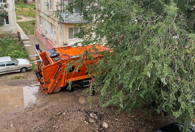 Мусоровоз провалился в коммунальную яму 