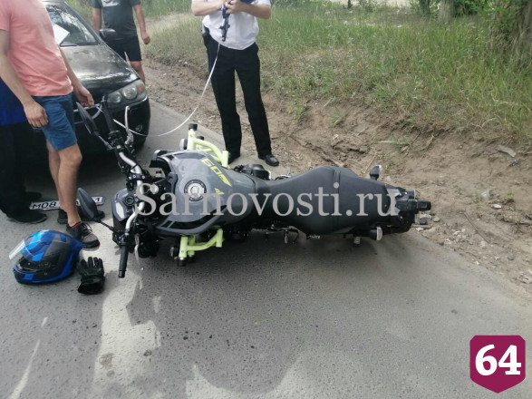 В Саратове байкер разбил голову в ДТП с иномаркой