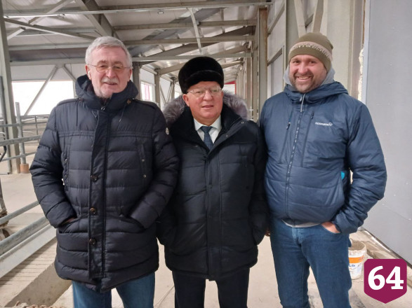 Родные победительницы шоу «Голос» купили саратовским коровам карусель