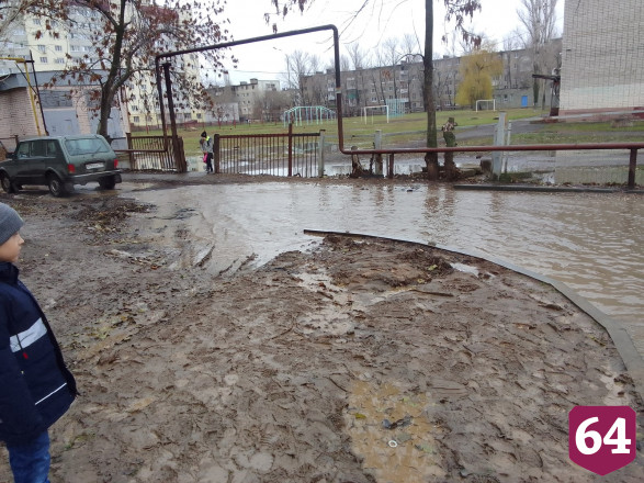 Жители Энгельса показали экстремальную дорогу к школе