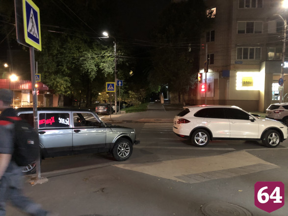 Автохам бросил «Порше» на пешеходном переходе у алкомаркета