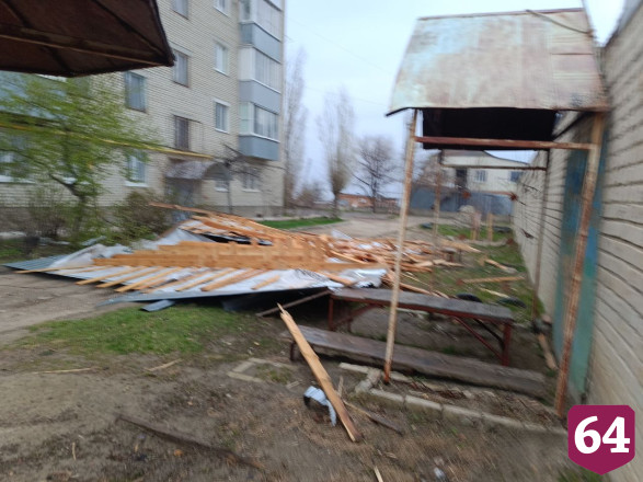 Ураган сорвал крышу пятиэтажки под Саратовом