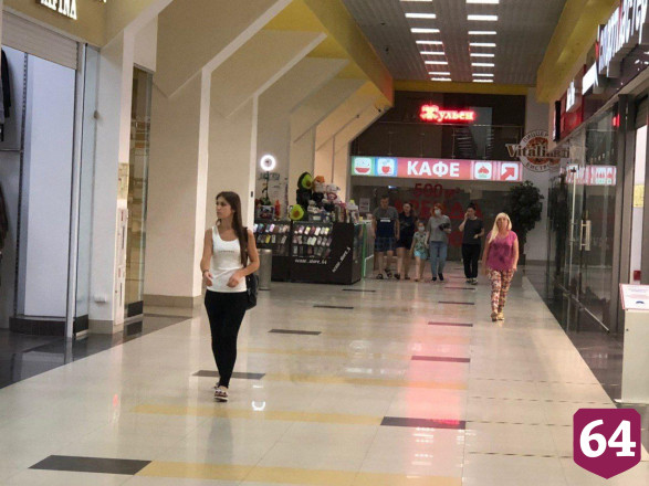 Саратовцы гуляют без масок по торговым центрам 