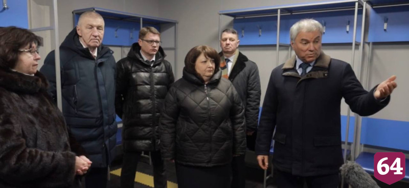 В поселке под Саратовом открыли новую ледовую арену